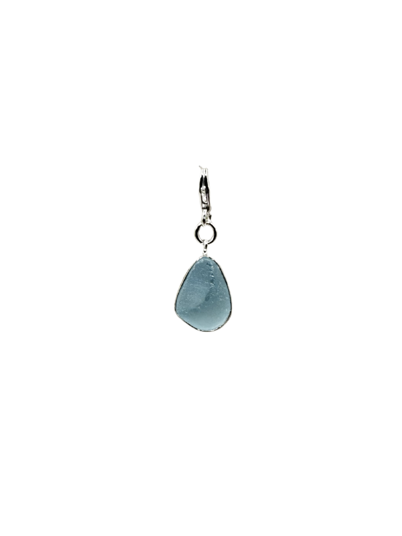 Φωτογραφία από Sky Blue Topaz Charm 
